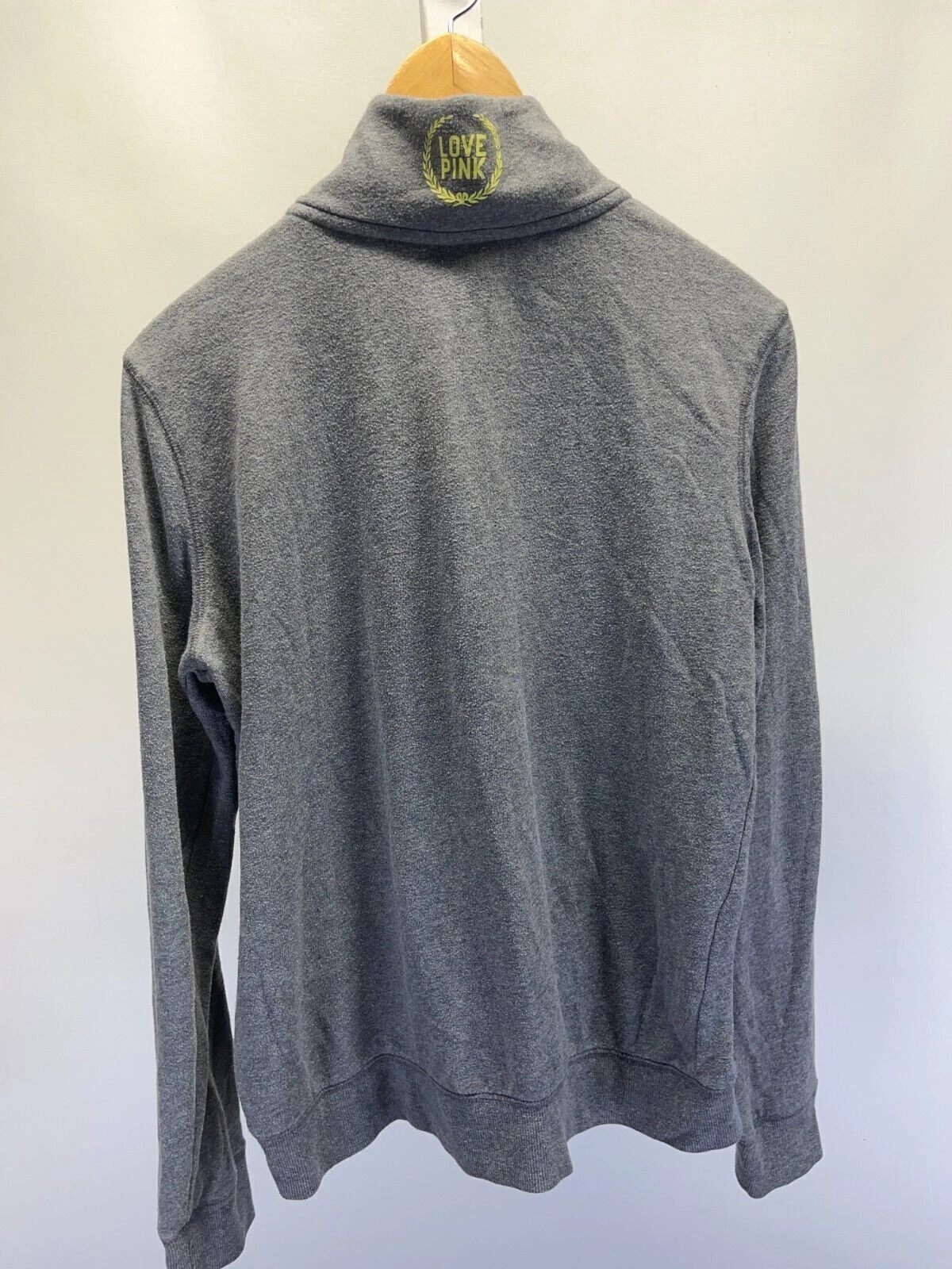 UNDERCOVER Felpa rosa Victoria Secret con cappuccio donna taglia Med grigia finto collo 1 4 zip manica lunga