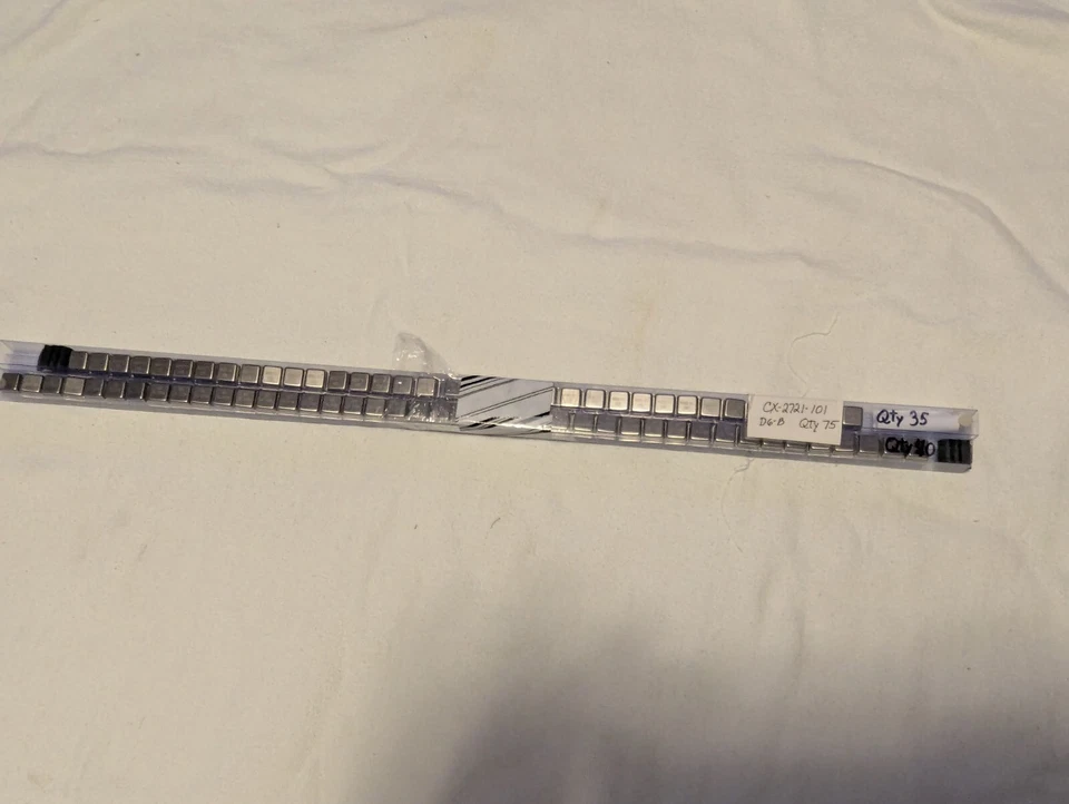 9.8304 M Reloj Oscilador, Montaje PCB, DIP 8, 5V, Lote de 75 Foto 2 de 2