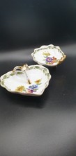 Porcelain tableware shelf with a shell on legs and a heart😀