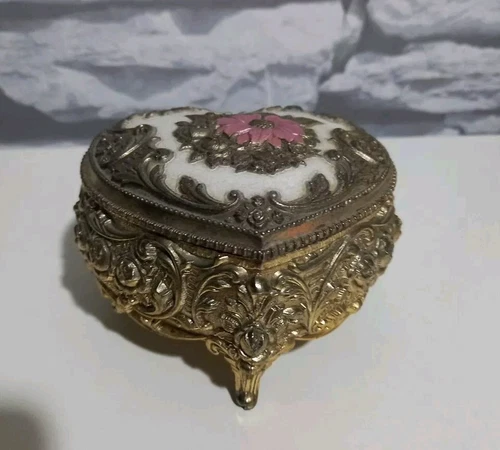 VINTAGE "HEART" ENAMEL GOLD Tone Metal JEWELLERY / TRINKET BOX  S: 7 x 10 x 9cm