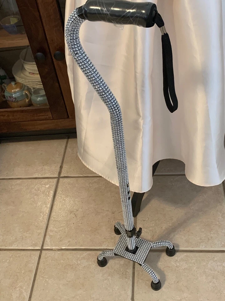 Bastón cuádruple de diamantes de imitación plateados. Diamantado, Brillante, Regalo único. Resistente y glamuroso Foto 3 de 4