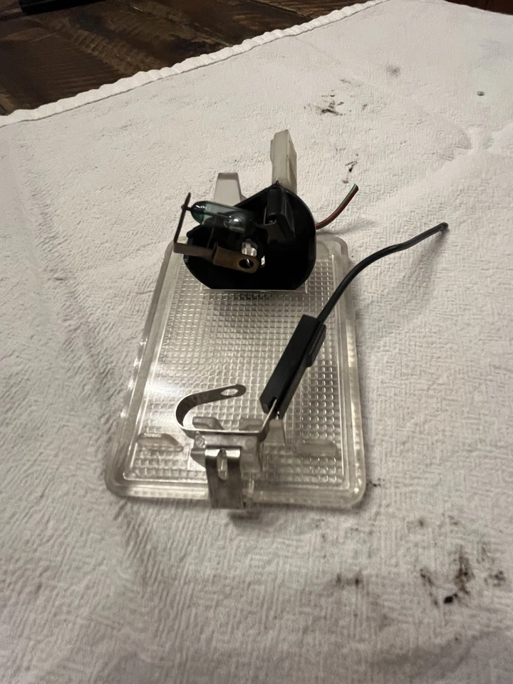 Luz de maletero Volvo 740 OEM #130-7919 - Repuesto genuino de fábrica Foto 4 de 4