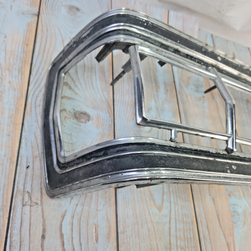 Ford D4OB-13449-C 1974-1975 Torino Elite pasajero derecho cromo luz trasera moldura OEM Foto 3 de 4