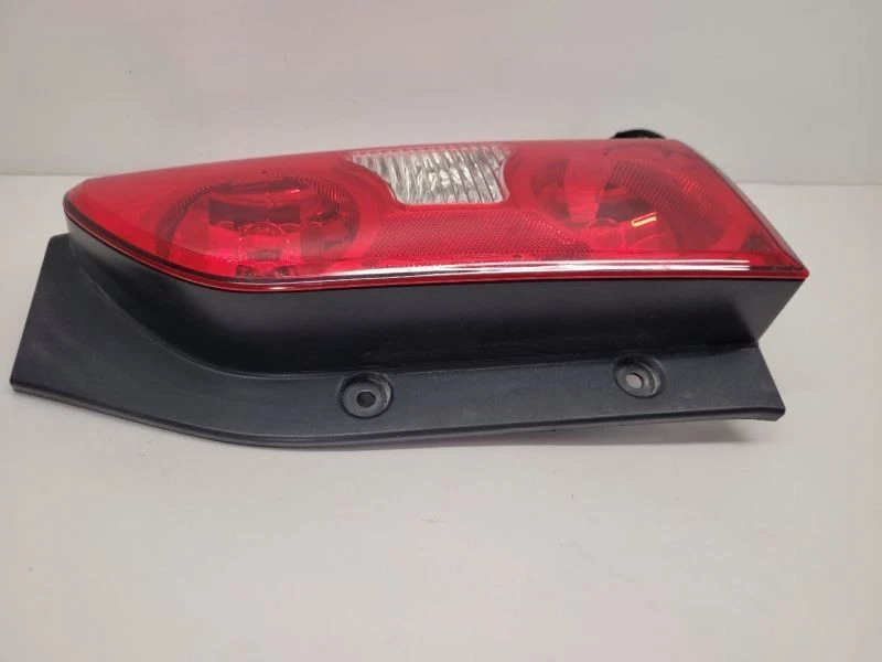 Luz trasera de pasajero derecha Nissan XTERRA 2005-2015 montada en cuarto Foto 2 de 4