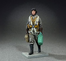 BRITAINS MUSEUM COLLECTION 10109 BRITISH R.A.F. BOMBER PILOT 1940 - 1945