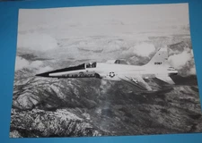 2 ) 24041973 PHOTO DE PRESSE AVION  F - 5 E TIGER II  en vol AU BOURGET MACH 1.6