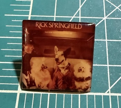 Vintage 1982 Rick Springfield Photo Pin Button   Official E.M.M.C. Merch   1 x1 