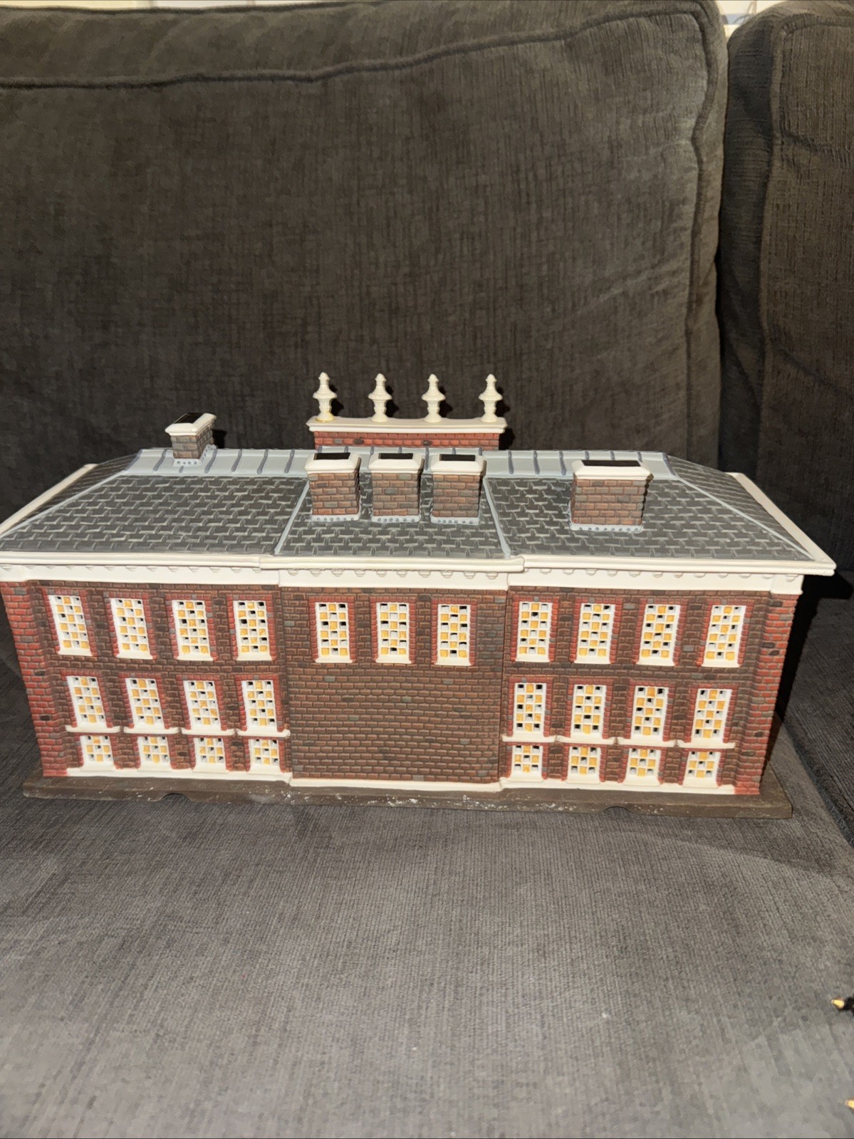 Dept 56 KENSINGTON PALACE 14" Illuminated House Dickens Village 58309 in Box
