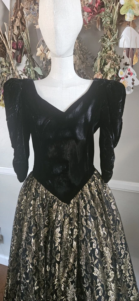 Vestido de graduación vintage de terciopelo y encaje negro y dorado de los años 80 de EXPO mkd talla 8 Foto 2 de 4