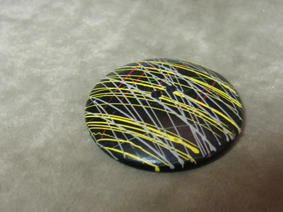 Ropa de madera vintage pintada con botones de negro con rayas modernas de mediados de siglo Foto 3 de 3