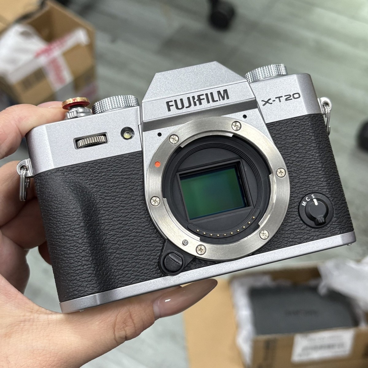 Near Mint】Fujifilm X-T20 Silver 24.3MP Mirrorless Digital Camera 