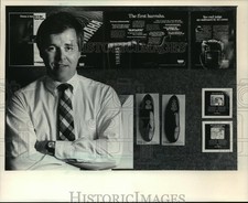 1984 Press Photo Paul Counsell in the lobby of Cramer-Krasselt - mja89830