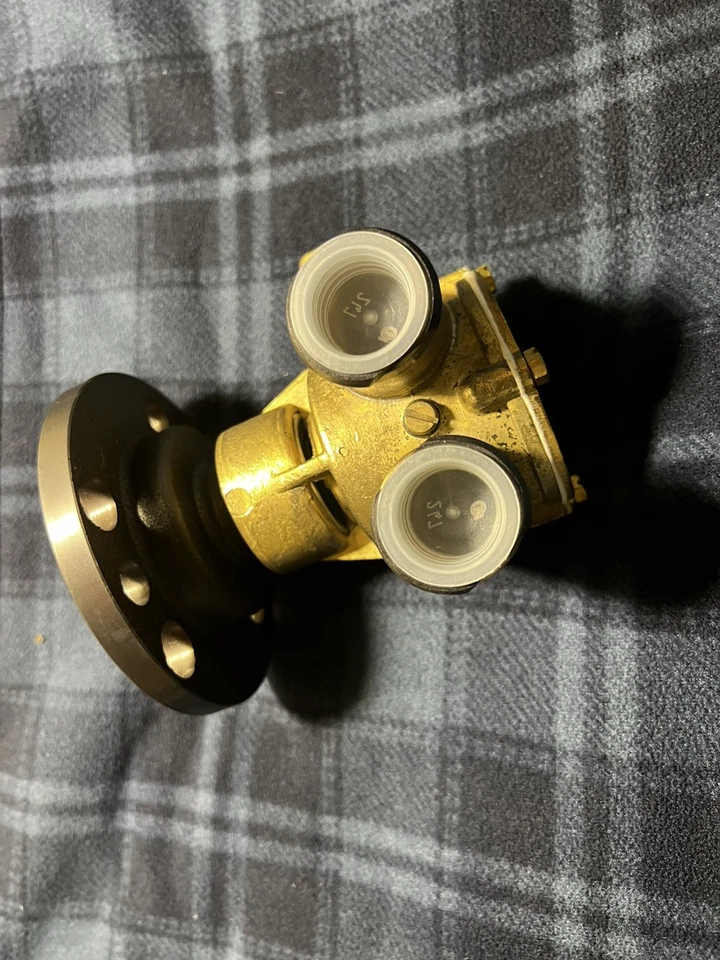 Bomba de agua de montaje en eje de manivela Johnson F6B-9 (10-24232-1)  Foto 3 de 4