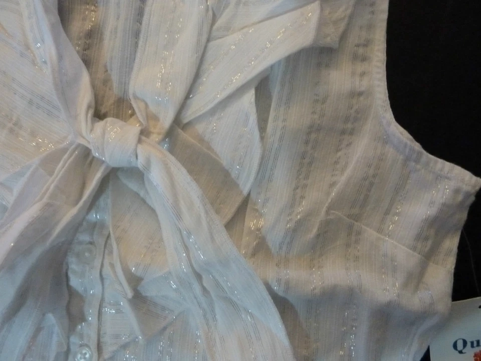 Quizz Ruffle Front Bow Sleeveless Top Blouse Sz M White Silver Lurex Button Up - Image 2 of 4