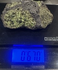 Espécimen de basalto de piedras preciosas de cristal de peridoto de olivino verde natural de Arizona 670 g 5x3"