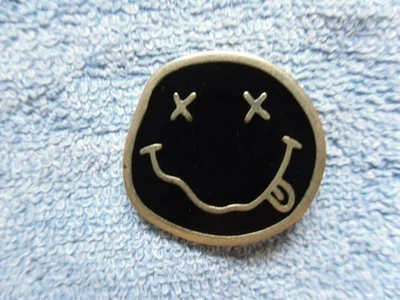 NIRVANA pin's pins metal doré dimension environ 3,2 cm x 3 cm SMILE - Photo 1/3