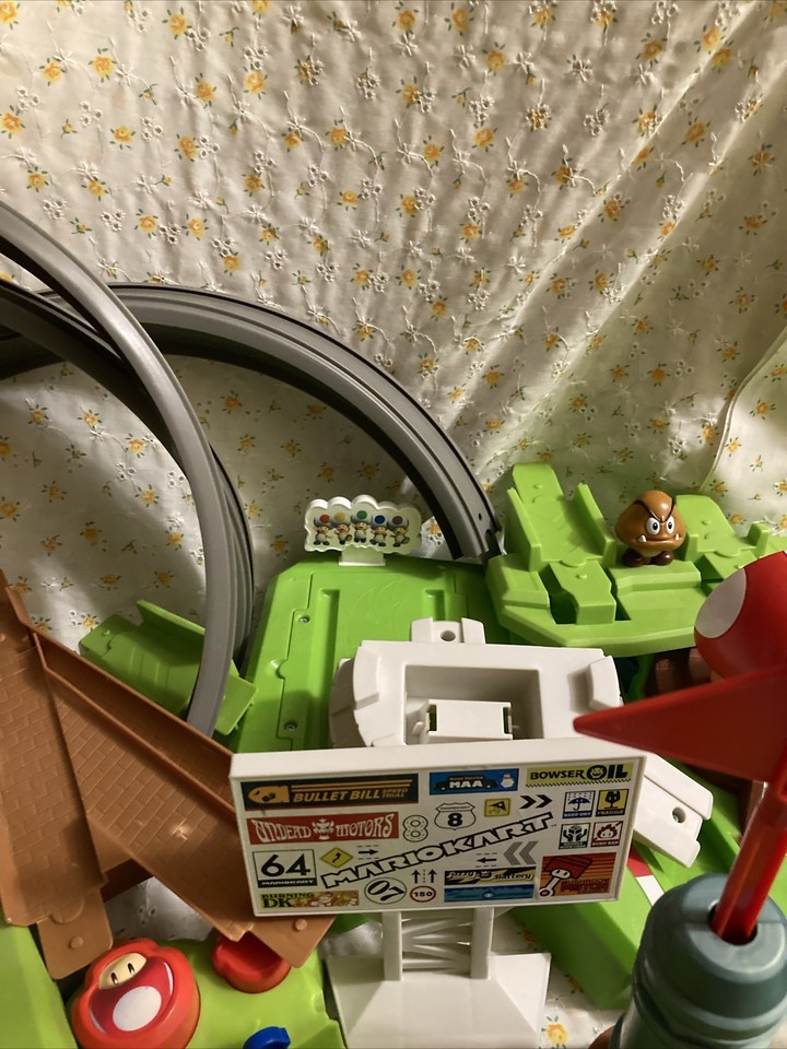 Hot Wheels GCP27 Mario Kart Circuit Track Set Great Condition