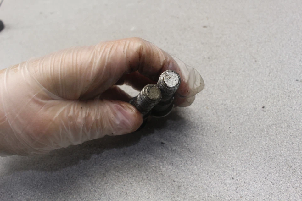 1964 Honda Super Hawk 305 CB77 FRONT FOOT REST BOLTS P9-1001.FN - Image 3 of 4