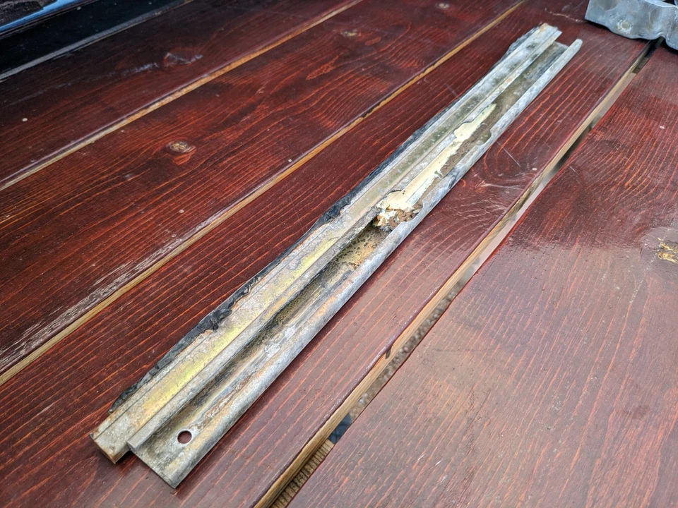 Riel de ventana de puerta trasera Chevrolet Suburban 1973-91 doble cabina C10 C20 C30 carrocería cuadrada Foto 2 de 4