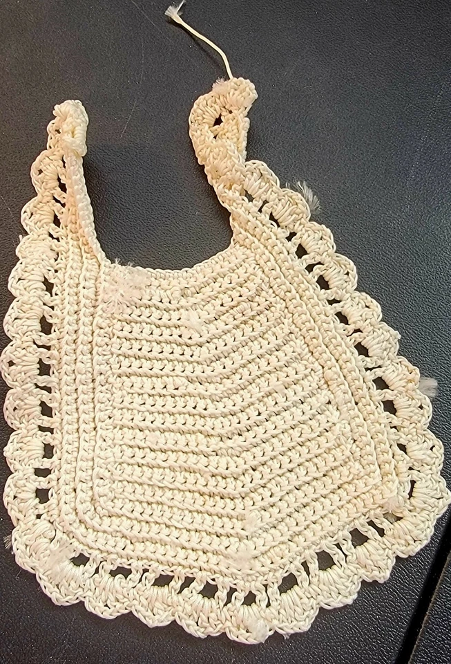 2 baberos de bebé hechos a mano de ganchillo púrpura/amarillo y blanco antiguos victorianos Foto 2 de 4