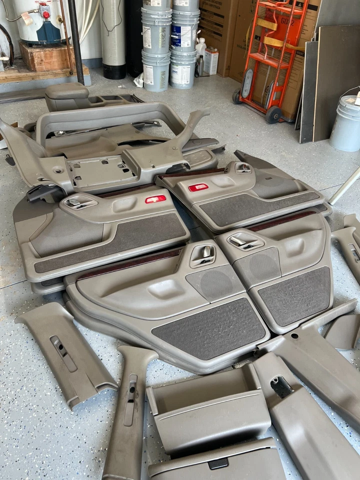 1999-2004 Jeep Grand Cherokee Complete Interior - Image 2 of 4