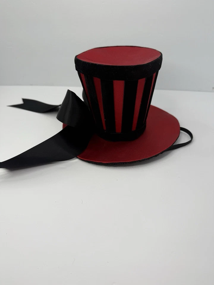 Викторианская миниатюрная шляпа-фашинатор красная атласная в полоску черная бархатная для ног - Изображение 3 из 4