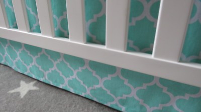 Grün & weiß geometrisch Wiege Rock für Kinderzimmer/Baby Bettwäsche/Staub Rüschen/Unisex