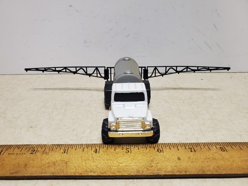 Toy Ertl International Liquid Fertilizer Sprayer Boom Truck, 1/64 - Picture 3 of 6