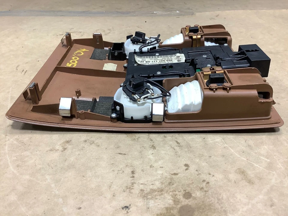 Audi A8 Quattro 2006 techo superior trasero cúpula de lectura marrón claro OEM+ Foto 3 de 4