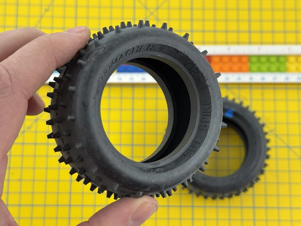 Schumacher T694L Reifen 1:10 Offroad Post. (2pz) Vintage Modell - Bild 3 von 4