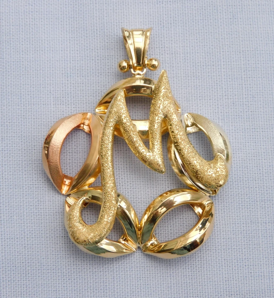 LARGE QVC IL RE 9CT THREE COLOUR GOLD CAPITAL LETTER M OPENWORK PENDANT - 3.8g - Image 3 of 4