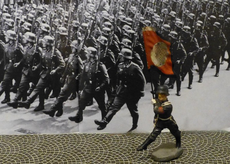 Prewar-1938-40-Leibstandarte Soldier-Goosestep w/Flag-Elastolin Lineol Hausser