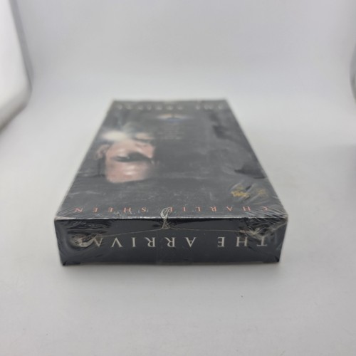The Arrival - VHS - Charlie Sheen - Box In Shrink - Thriller *Buy 2 Get 1 Free* - Picture 7 of 12