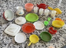 22 Pc Vintage Kids Child's Play Kitchen Plastic Dishes Cups Cookie Cutter 1 Tin