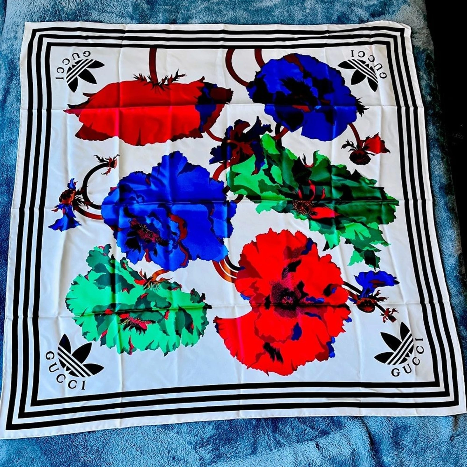 Écharpe en soie multicolore imprimé fleur Gucci x Adidas NEUF
