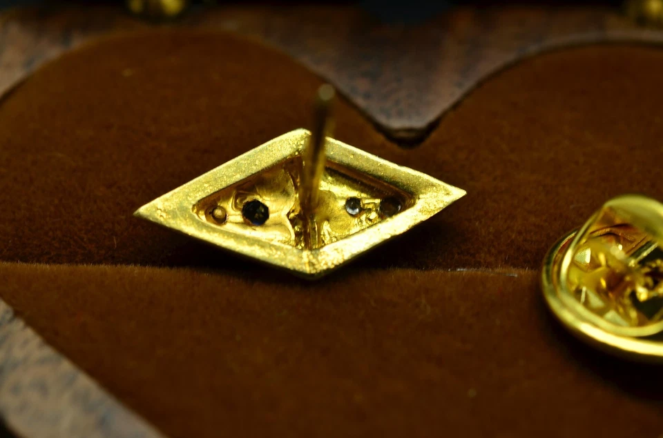 12K Yellow Gold Black Hills Gold leaves & grape design lapel pin w/ gemstones - Image 4 of 4