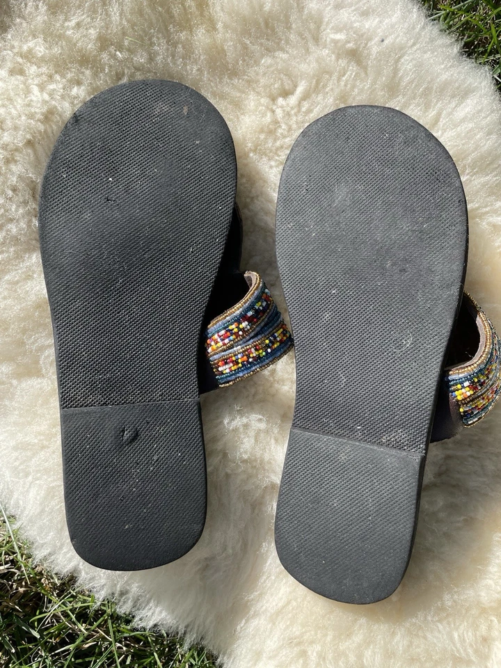Sandálias chinelo African Maasai feminina couro genuíno com miçangas BOHO serve tamanho 7-8 - Imagem 4 de 4