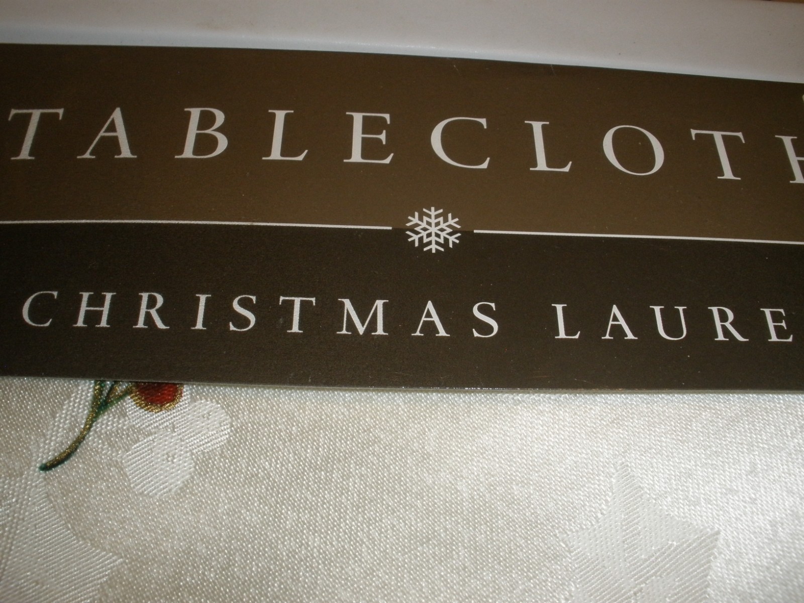 NEW Christmas Laurel Tablecloth 70" Round Bed Bath Beyond (SU104)