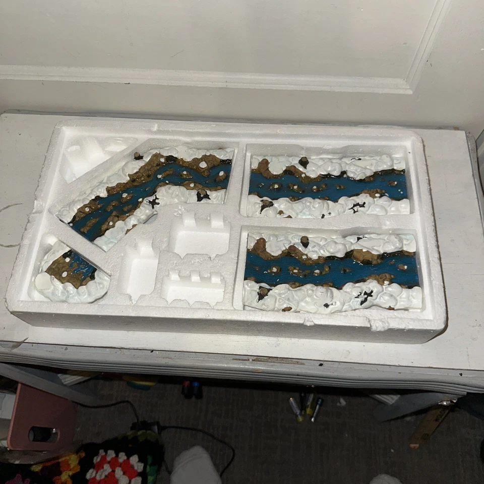 Decoración de pueblo Lemax Mill Stream, multicolor. Solo 4 piezas de Stream. Foto 2 de 3