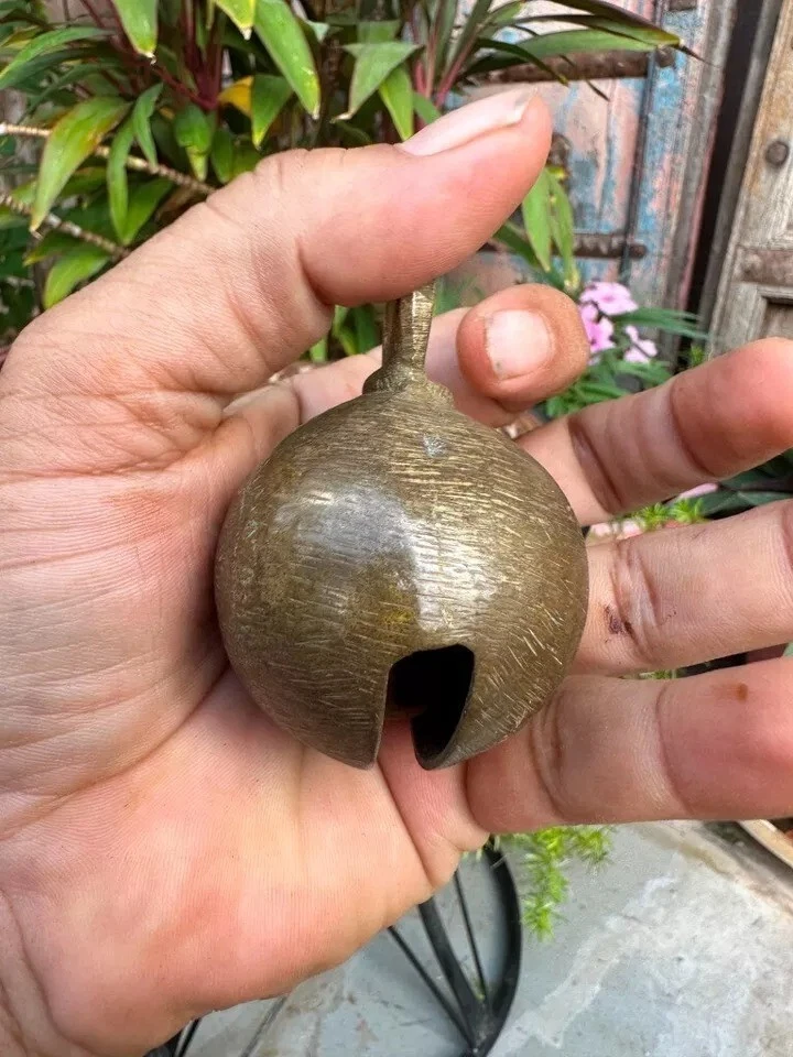 Hermosa campana antigua rara de latón forjada a mano de 1890 con nombre de propietario marcada 3 x 2"" Foto 2 de 4