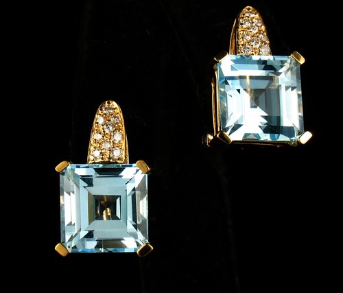 SONIA B. PENDIENTES HUGGIE FIRMADOS DE ORO AMARILLO DE ORO AMARILLO DE 14K AZUL FINO - Imagen 3 de 10