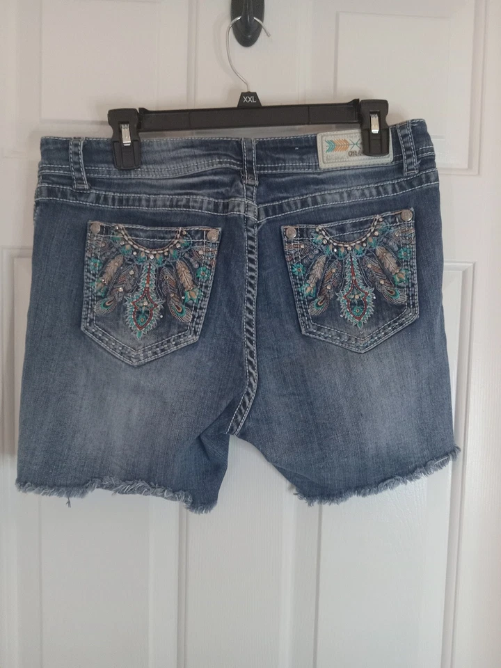 Pantalones cortos de mezclilla GRACE in LA Cutoff de 6” plumas bordadas estrás desgastados 31 Foto 4 de 4