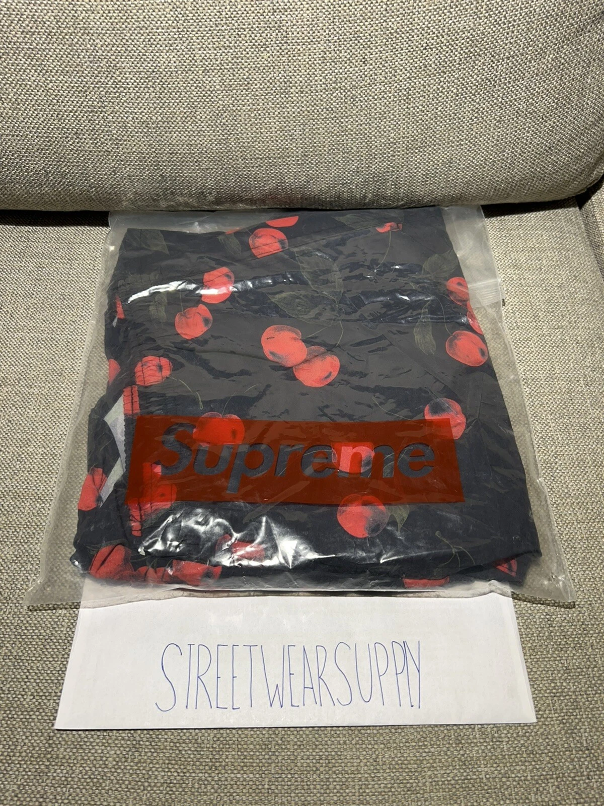 SCELLÉ Supreme SS19 eau nylon court cerise noire   taille XLarge ! Expédition le jour même !