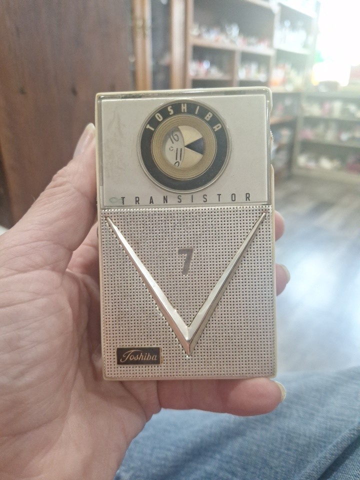 Vintage Toshiba 7TP-303A transistor radio “cats eye”