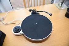 Pro-Ject RPM1 Carbon (Gloss White) Turntable