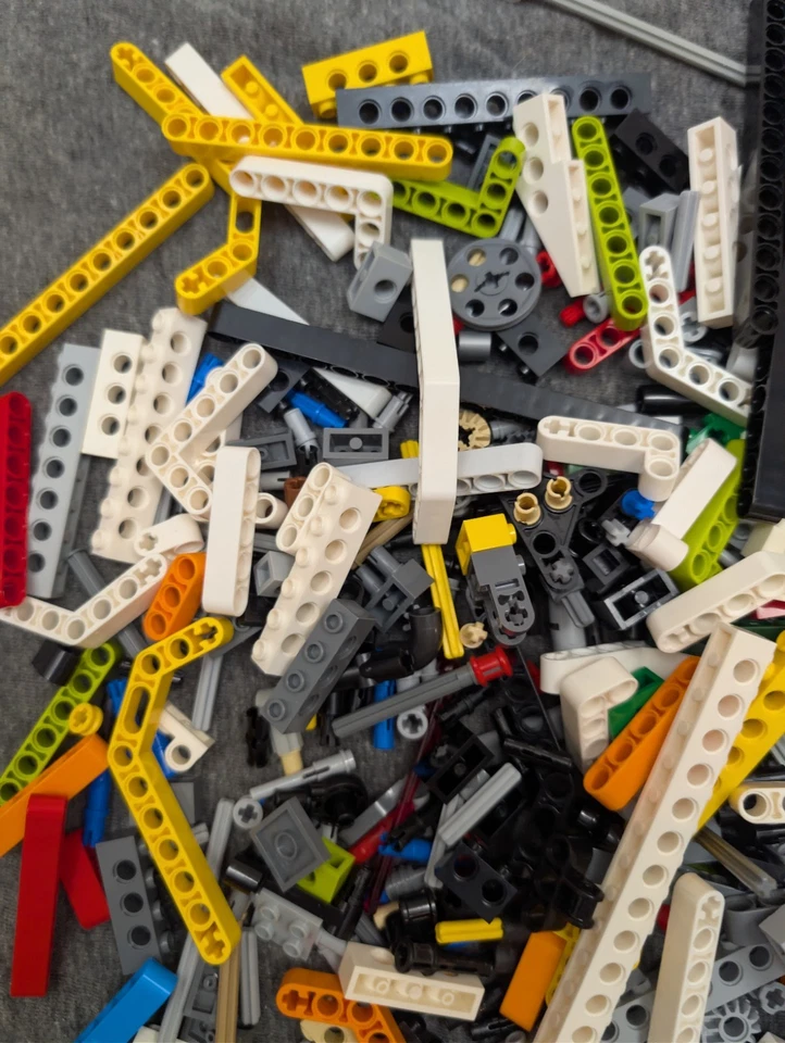 250pcs LEGO TECHNIC Random Mix Bricks Liftarms Pins Axles Connectors GBC Robot - Image 3 of 4