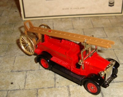 LLEDO - DAYS GONE - 1934 DENNIS FIRE ENGINE - STANDARD OIL - RAFFINERIE - BOXED