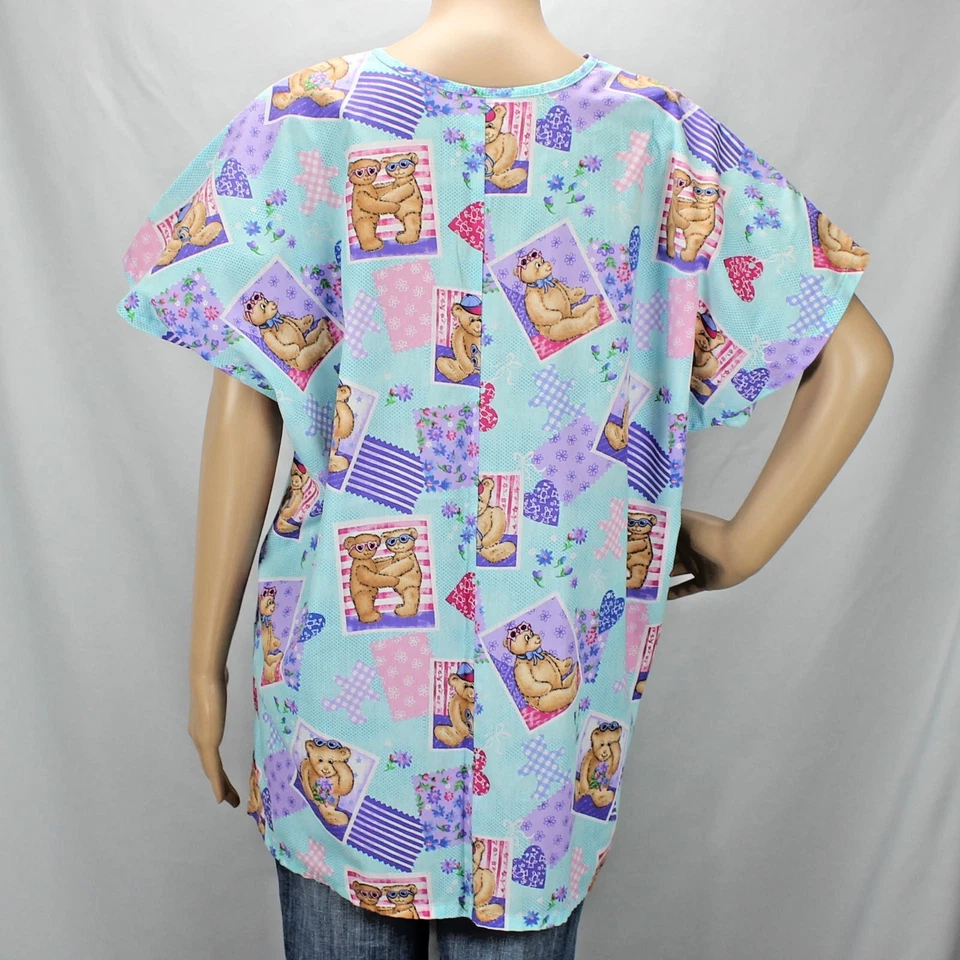 Blusa Médica Simply Basic Azul con Osos de Peluche Grande Dos Bolsillos Aberturas Laterales Cuello en V Foto 4 de 4