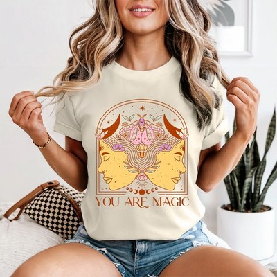 You Are Magic Moth Faces Celestial Spirituality Damen T-Shirt Bohemian Grafik
