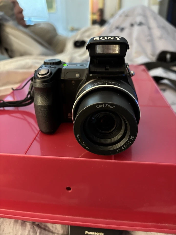 Sony CyberShot DSC-H9-PANTALLA ABATIBLE Cámara Digital-Tarjeta SD-Cargador y Estuche-Probado Foto 2 de 4